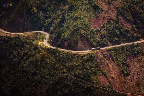 Con đường quanh co của đèo Khau Phạ
